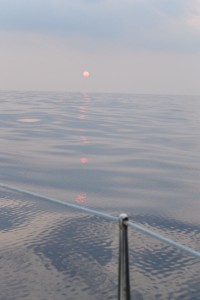 夕日と雲を映す海面