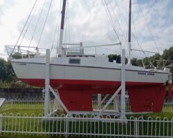 青木ヨットで信天翁二世号の修復進行中